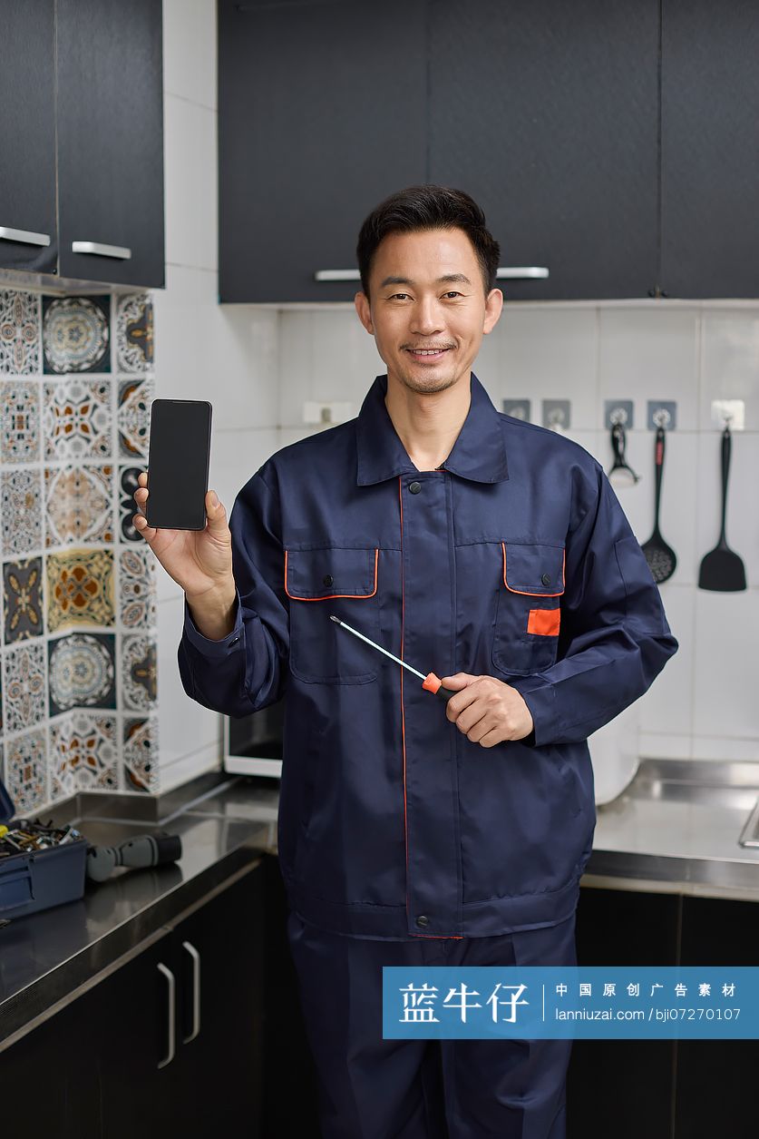 修理工修厨房用具