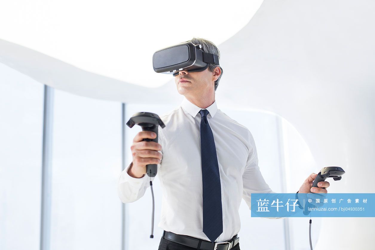 商务男士在办公室使用VR眼镜