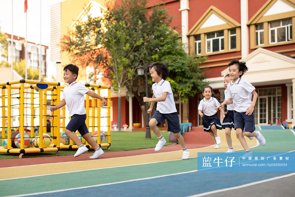 孩子们在跑道上奔跑