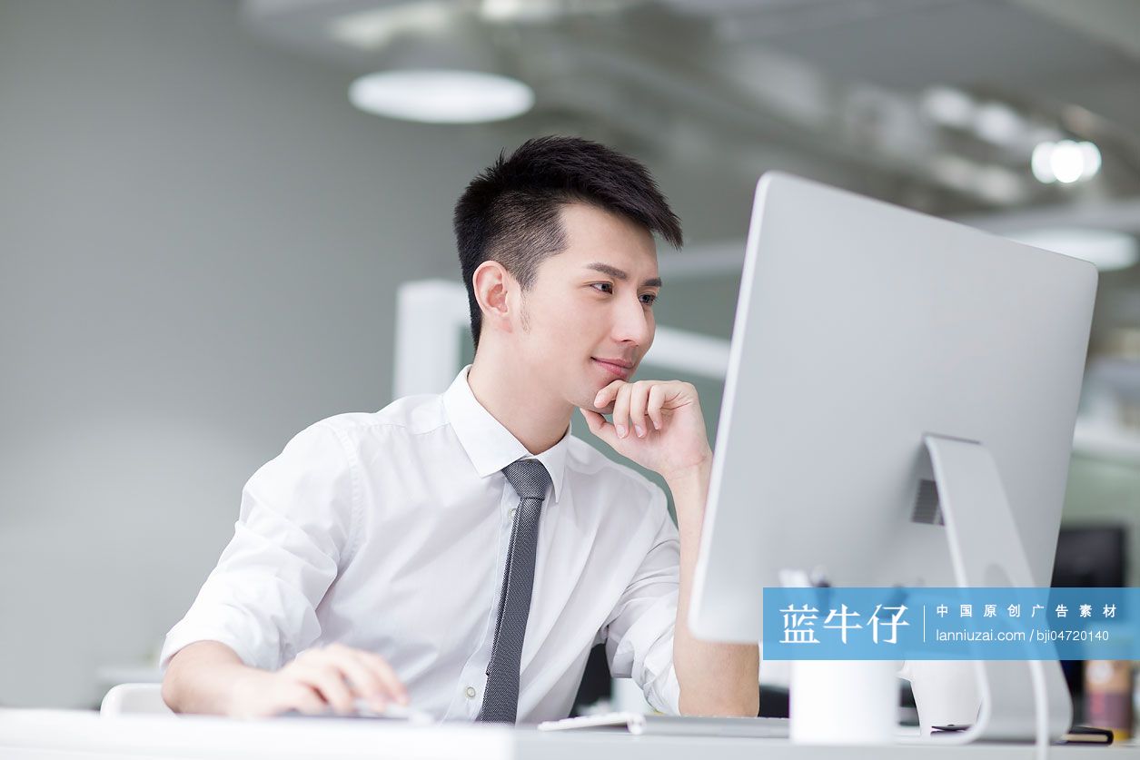 商务男士在办公室工作