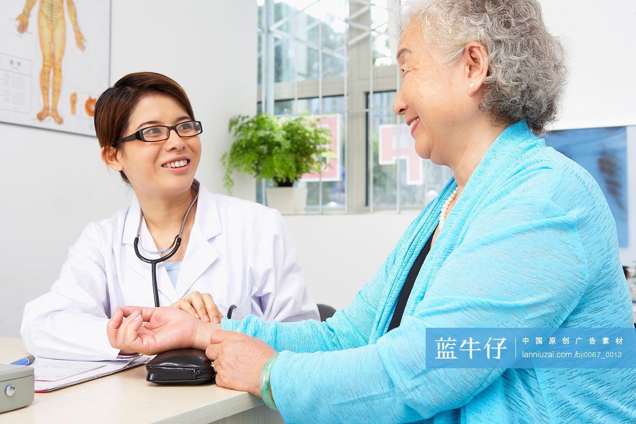 医生给病人把脉