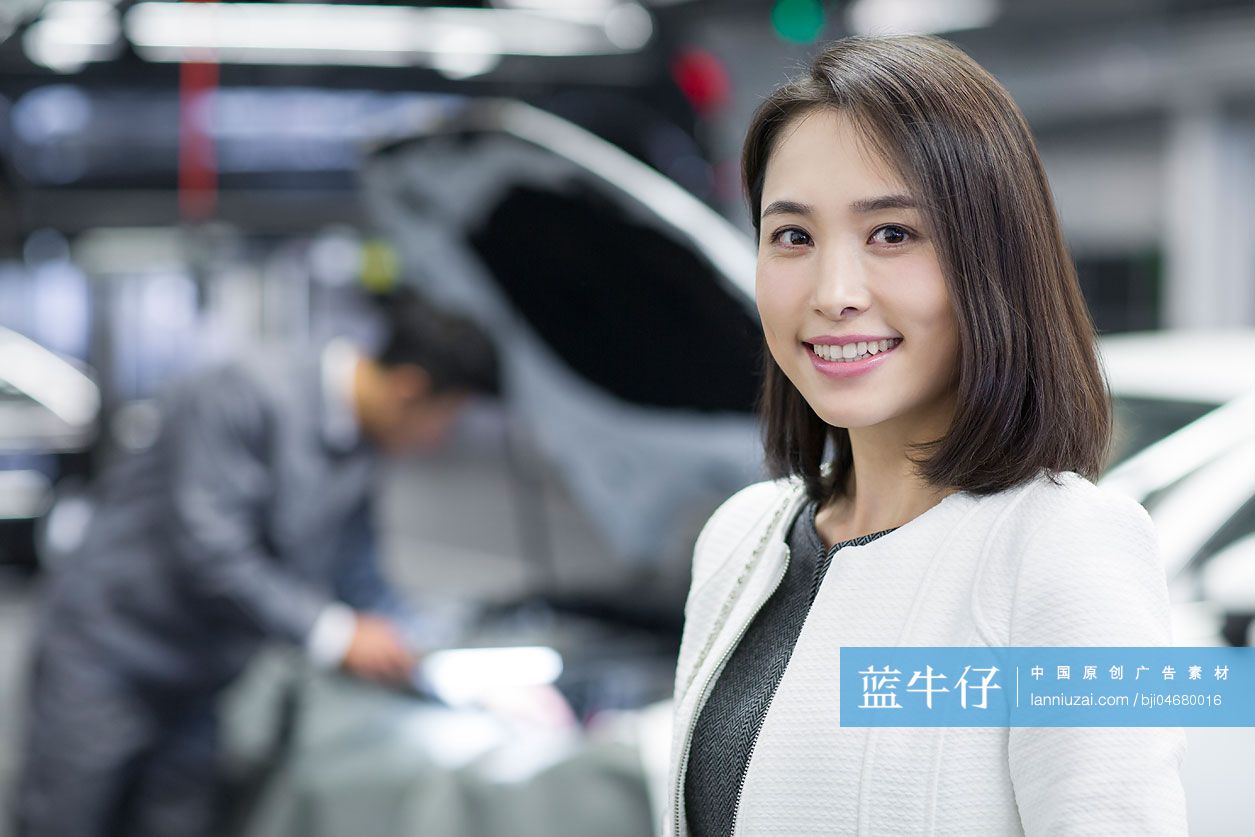 女车主在汽车修理店