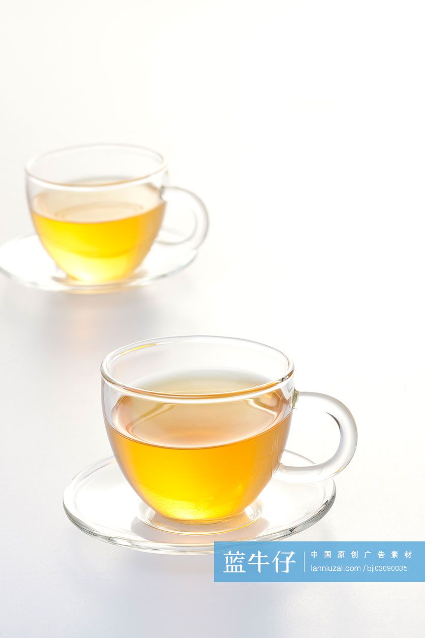 透明茶杯和茶