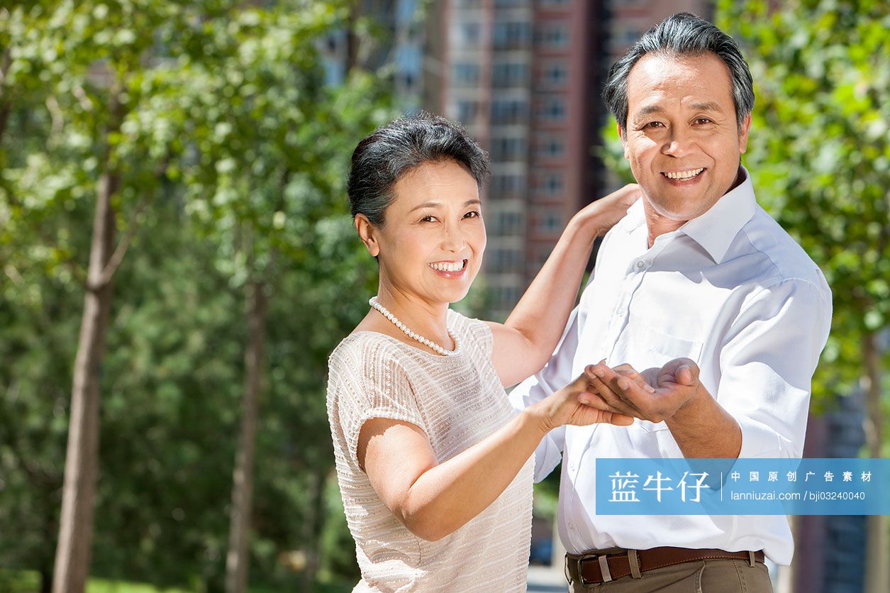 老年夫妇在户外跳舞-蓝牛仔影像-中国原创广告影像素材