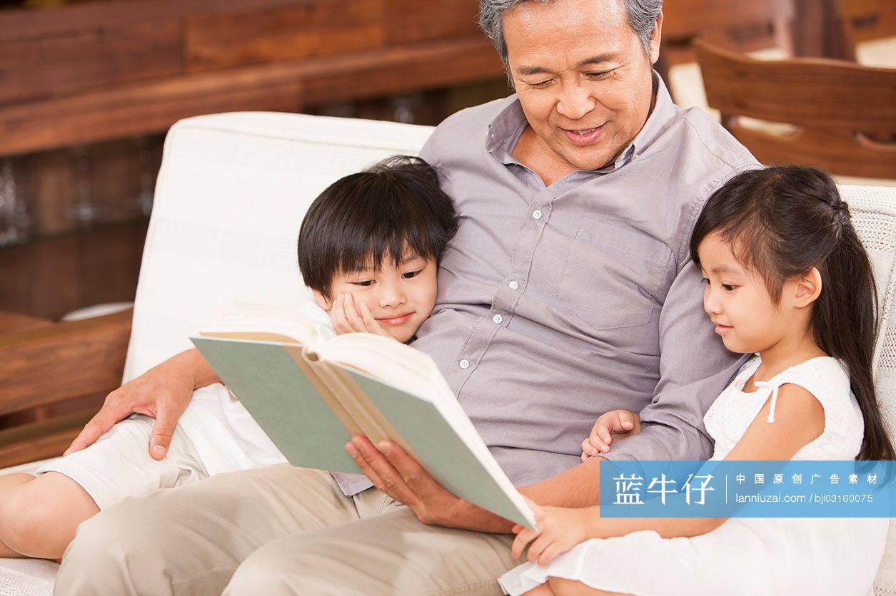 爷爷给兄妹讲故事