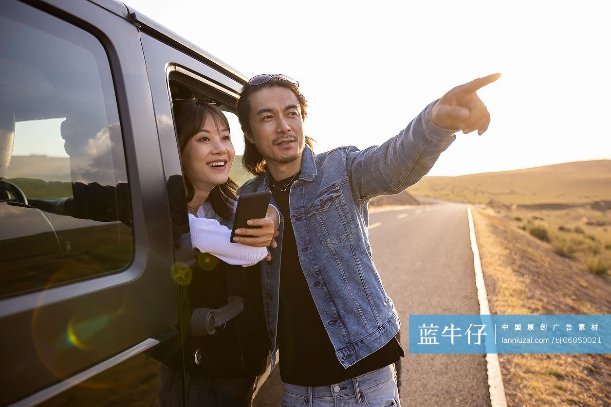 快乐的情侣享受自驾游