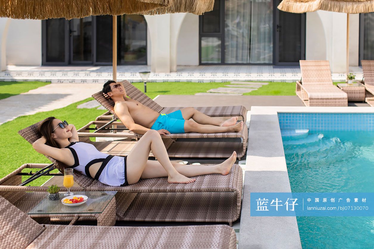 年轻情侣在躺椅上休息