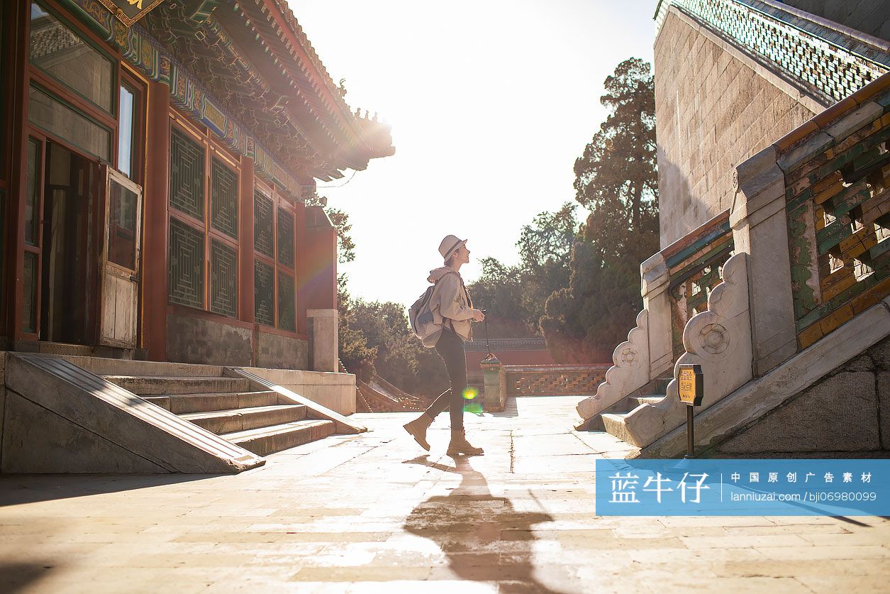 年轻女子在颐和园旅游