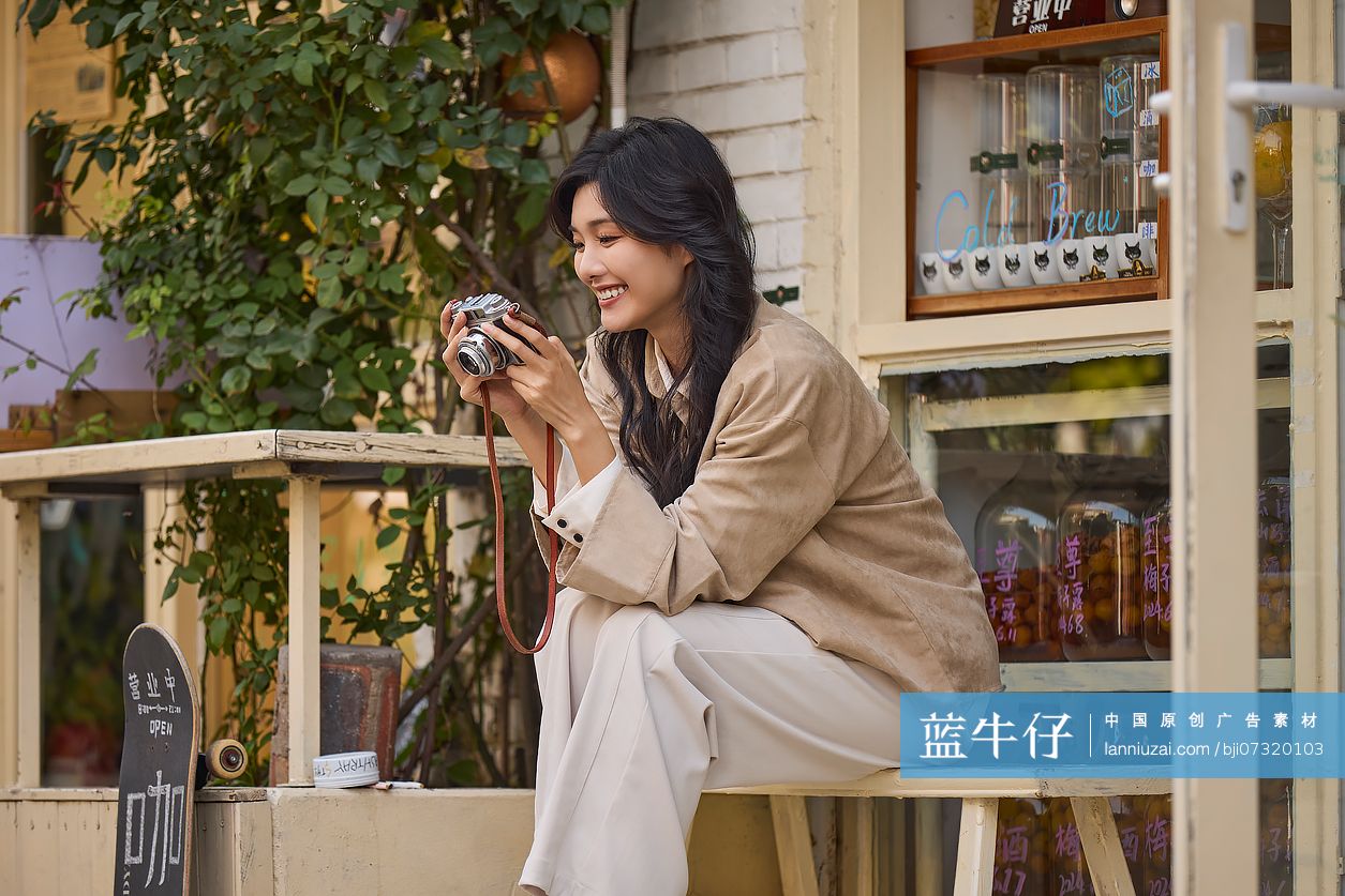 快乐的年轻女性在北京旅游