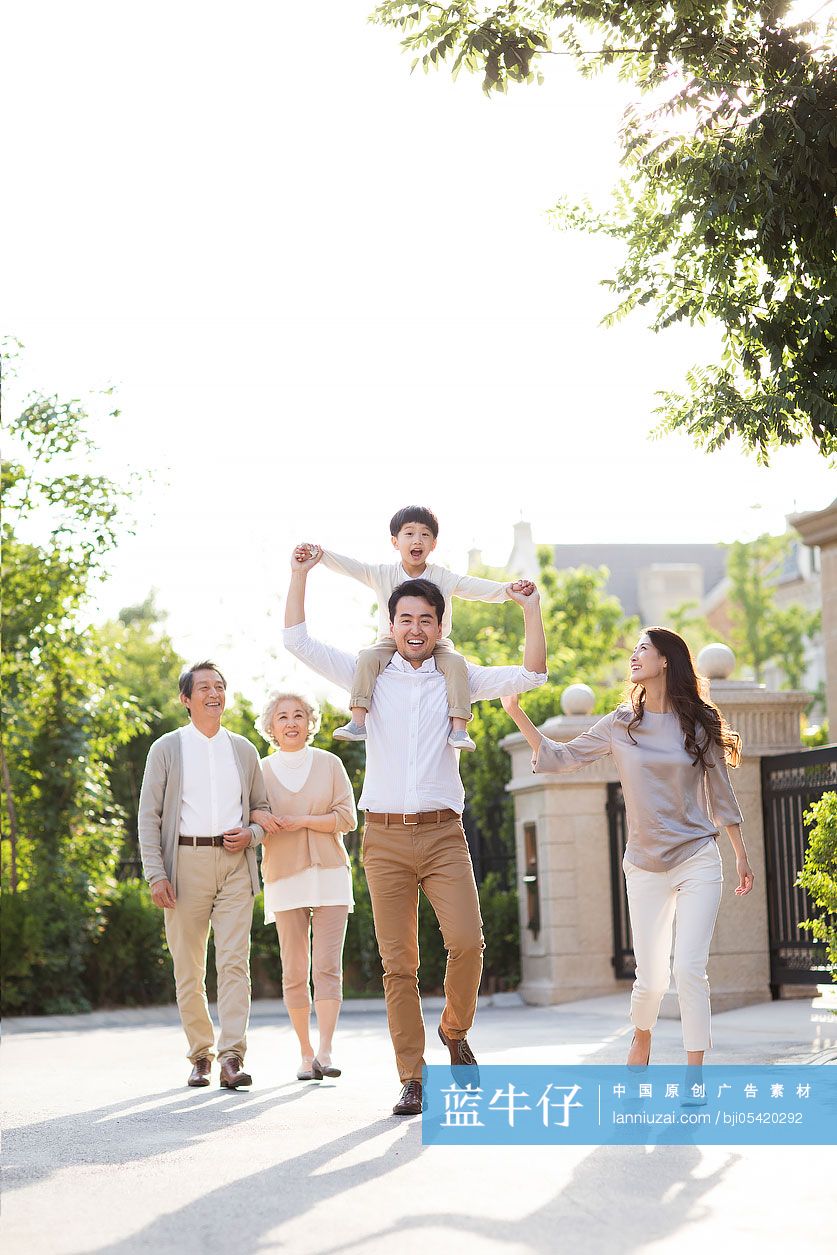 快乐的一家人在户外散步