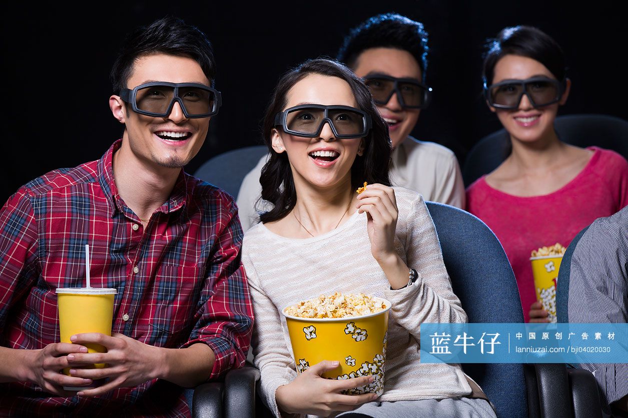 年轻情侣在影院看3D电影