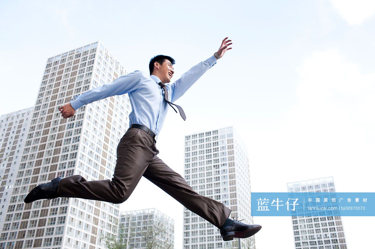 青年商务男士跳跃