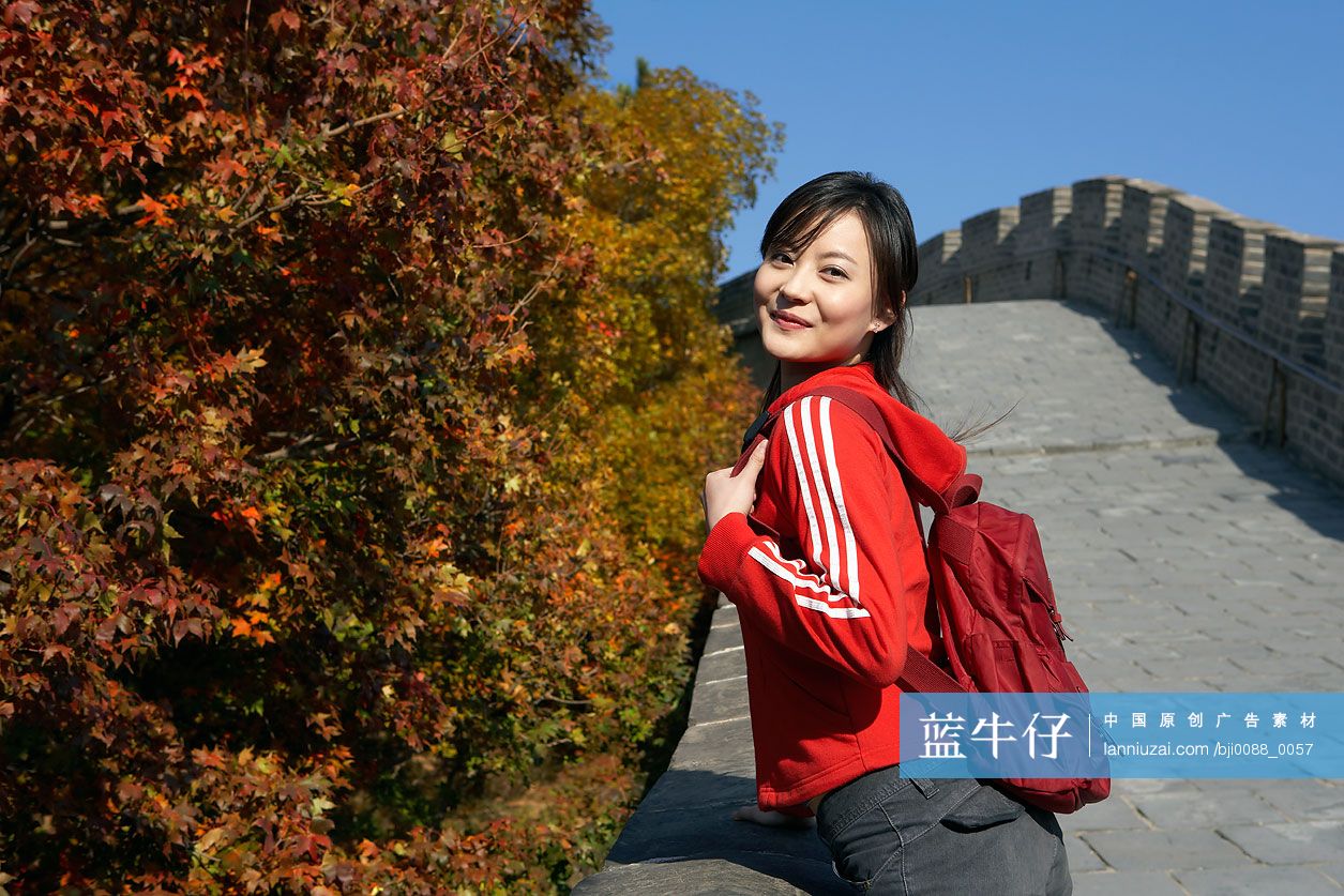 一位女孩在爬长城的途中休息