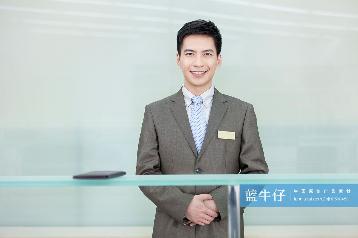 前台的商务男士-蓝牛仔影像-中国原创广告影像素材