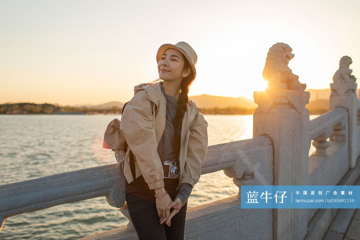 年轻女子在颐和园旅游