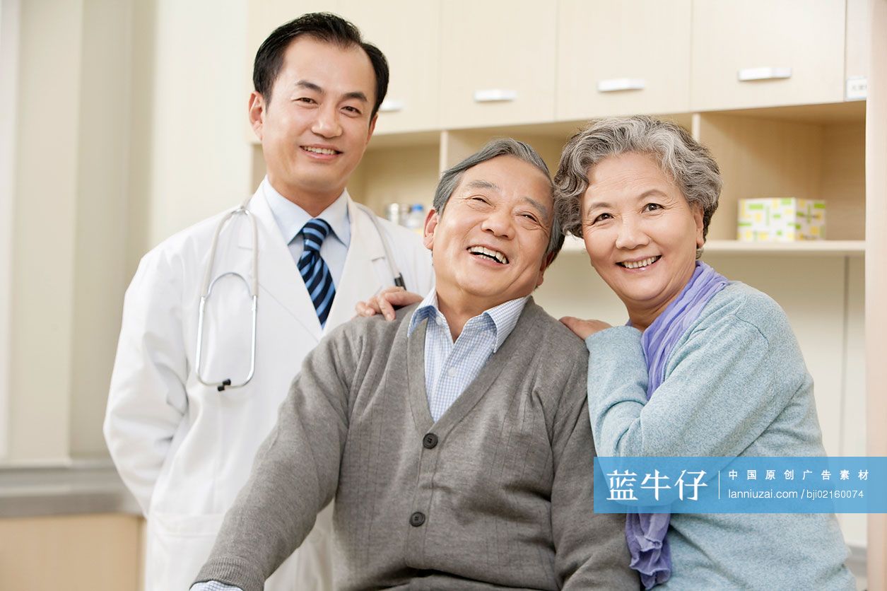 医生和老年夫妇患者