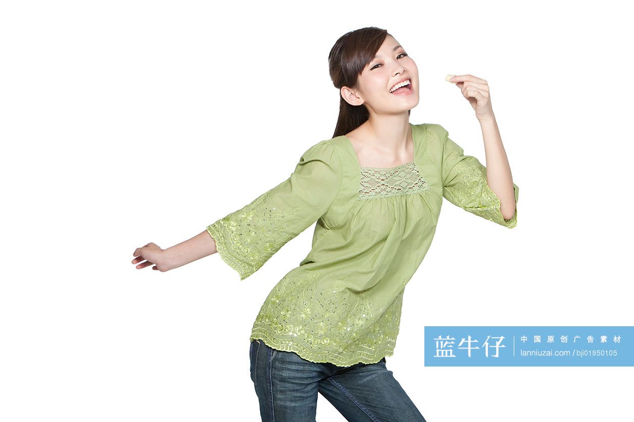 年轻女性吃威化饼干