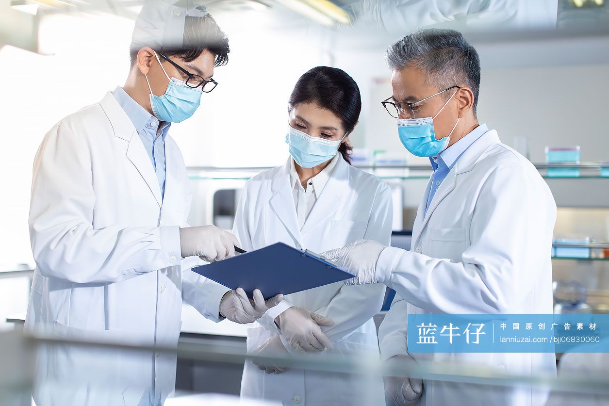 医学研究员在实验室讨论工作