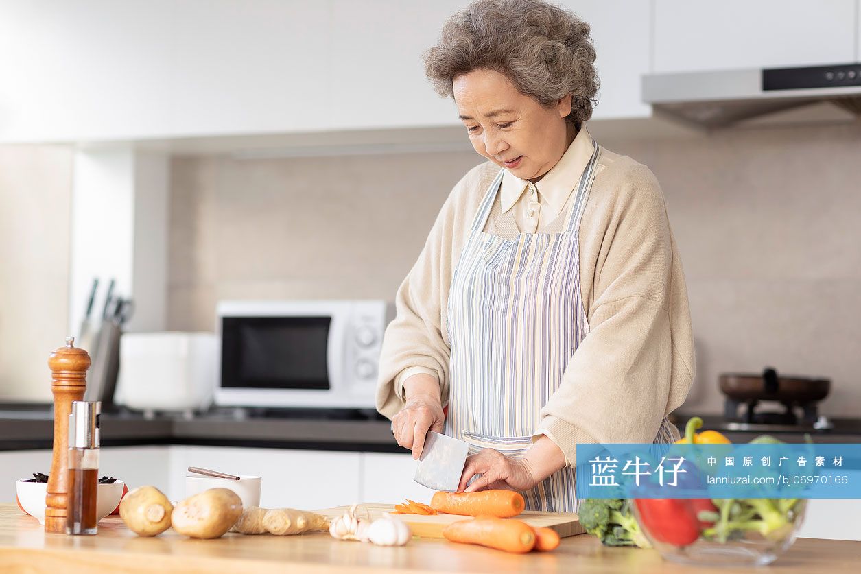 老年女子在厨房做饭