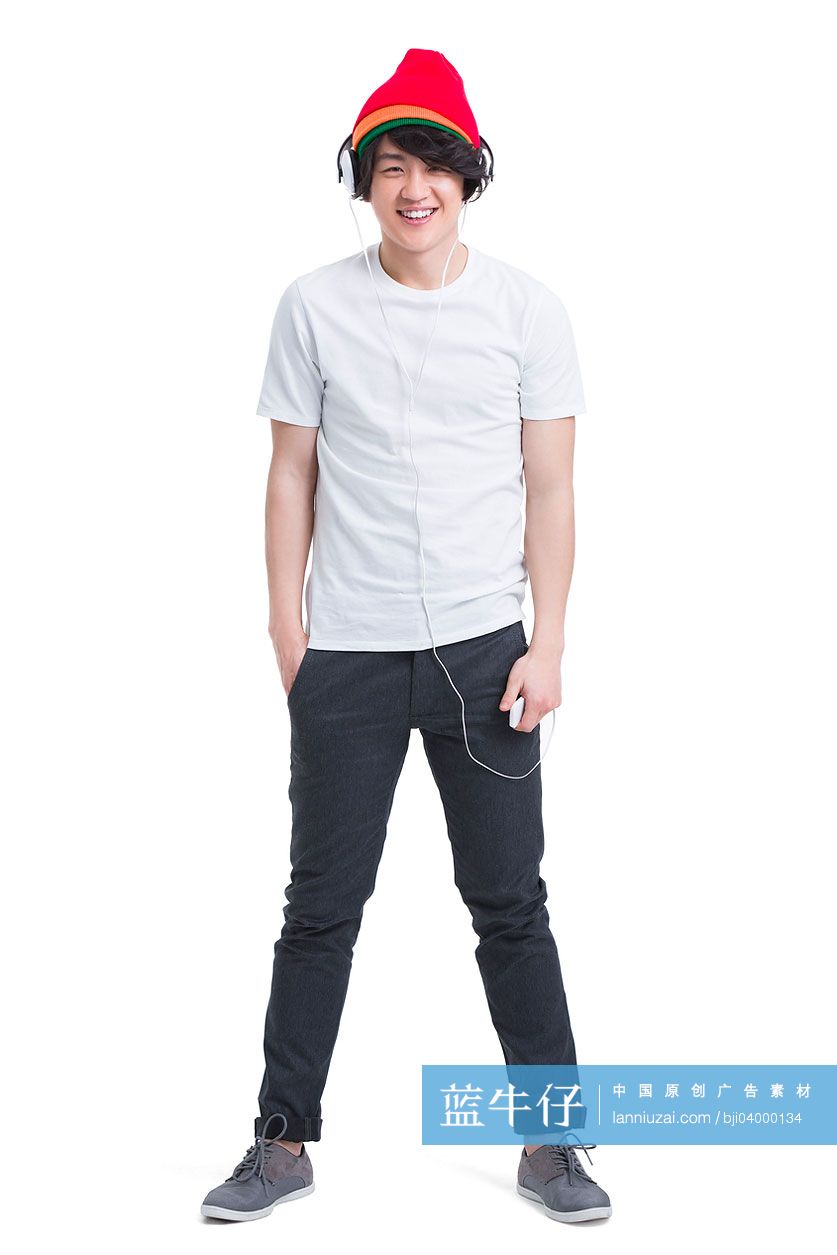 听音乐的年轻男子