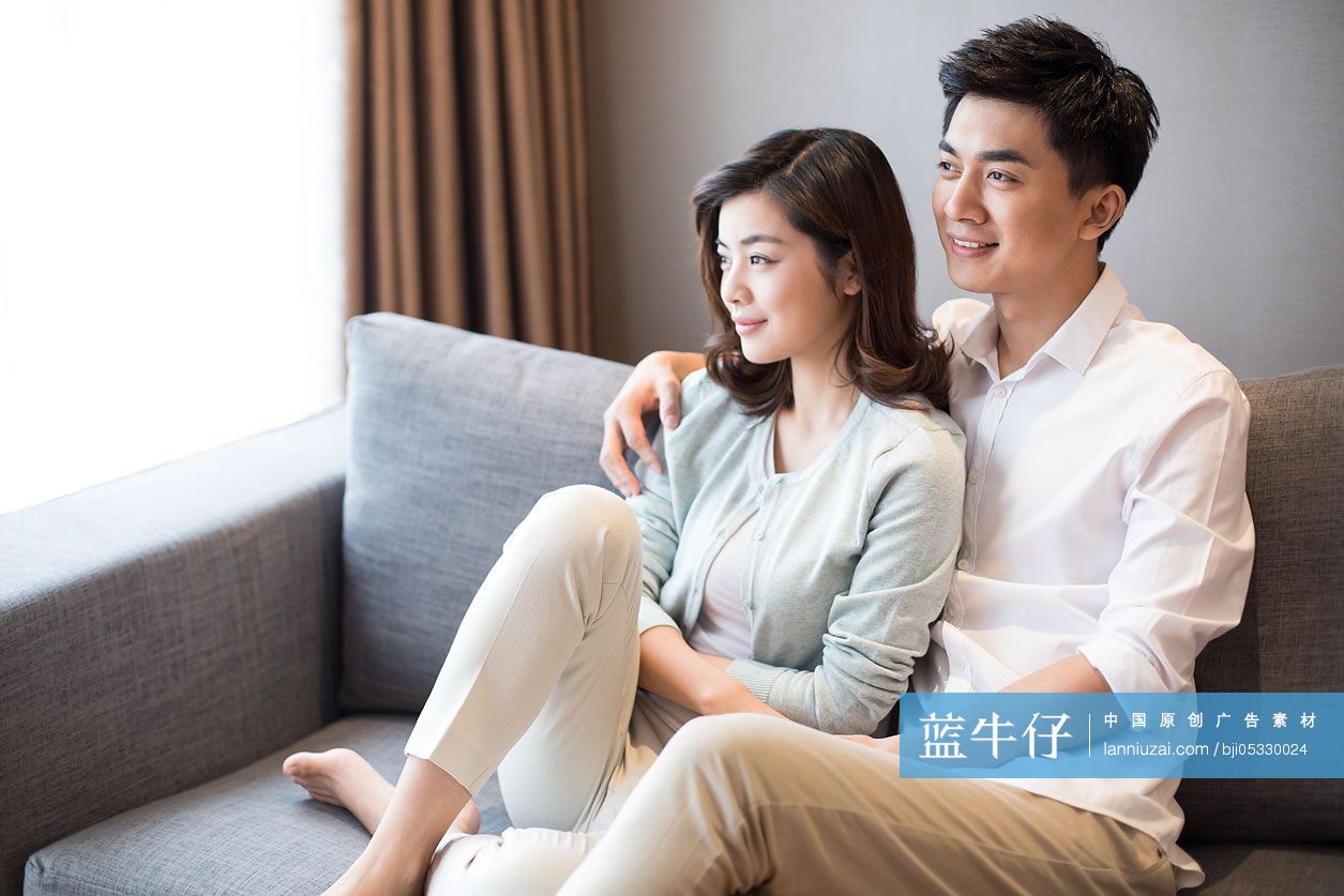 年轻夫妇在家放松休息-蓝牛仔影像-中国原创广告影像素材