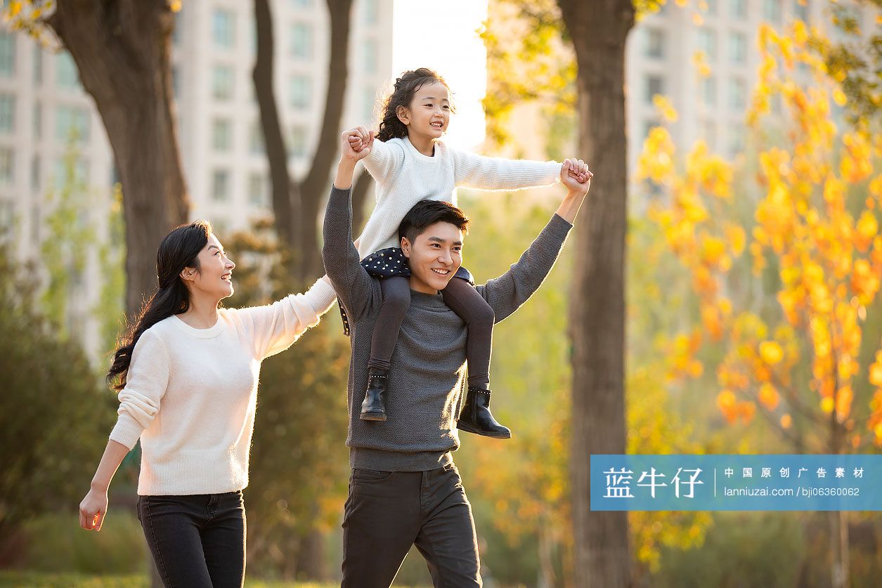 快乐的年轻家庭在公园玩耍