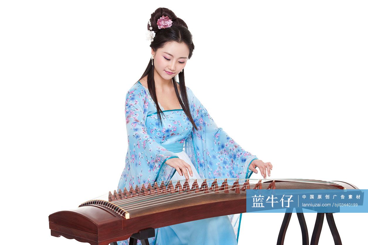 古装美女弹奏古筝