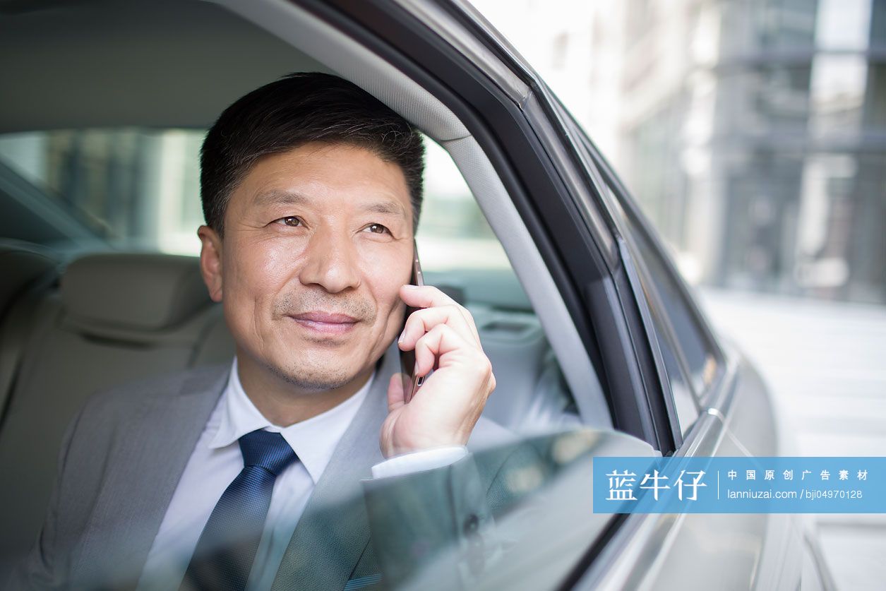 商务男士在车内打电话