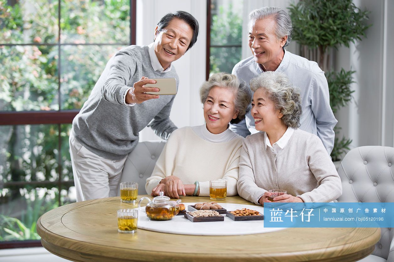 快乐的老年人用手机拍照