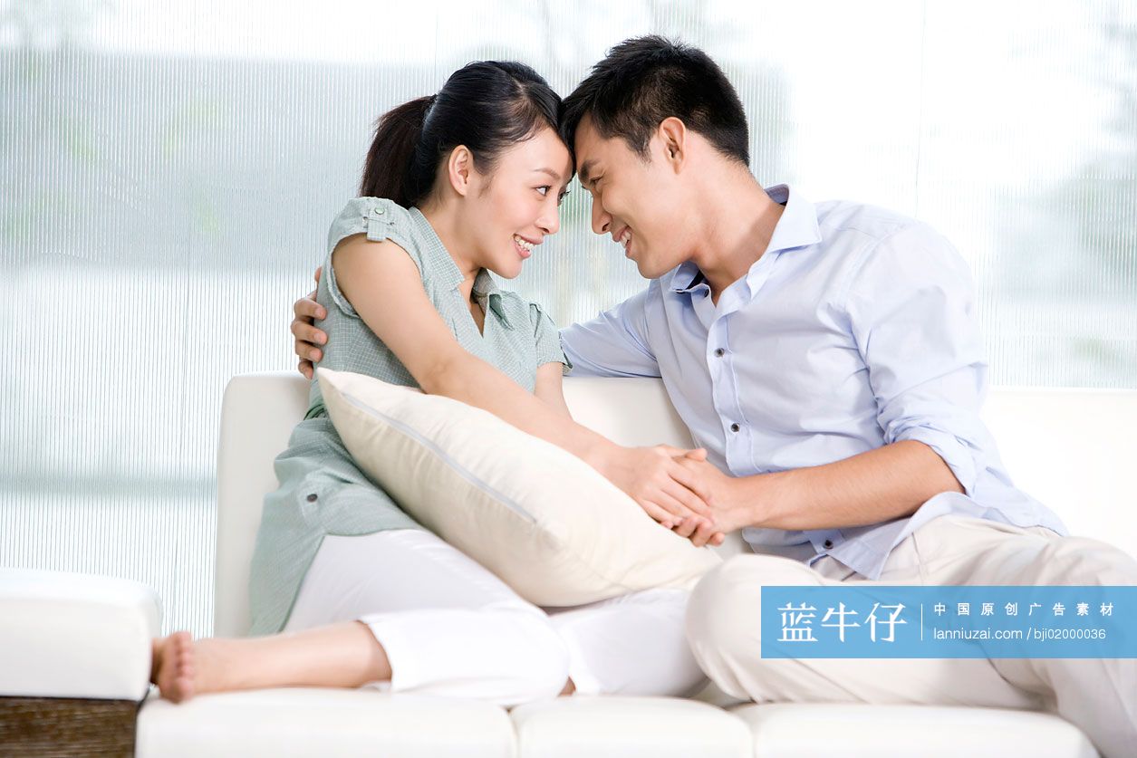 青年夫妇依偎在沙发上-蓝牛仔影像-中国原创广告影像素材