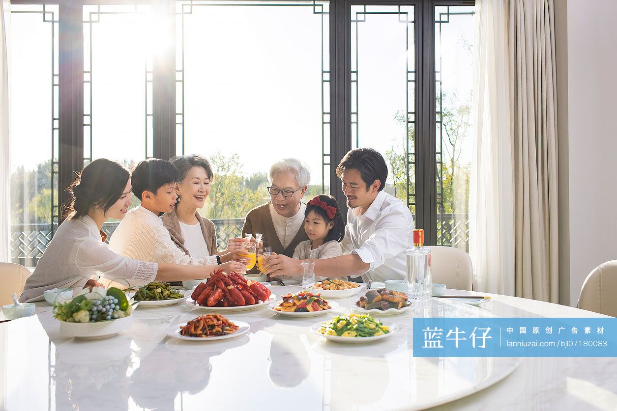 快乐家庭吃年夜饭