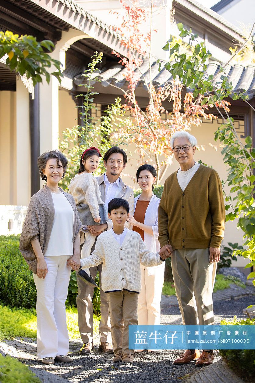 快乐家庭在别墅前合照