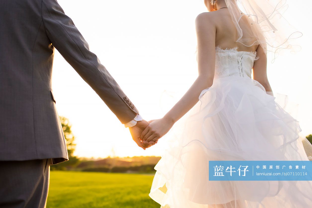 快乐的新郎新娘手牵手