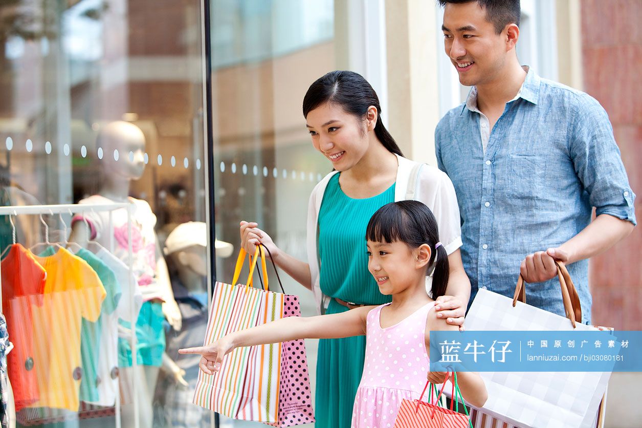 一家人在商场购物