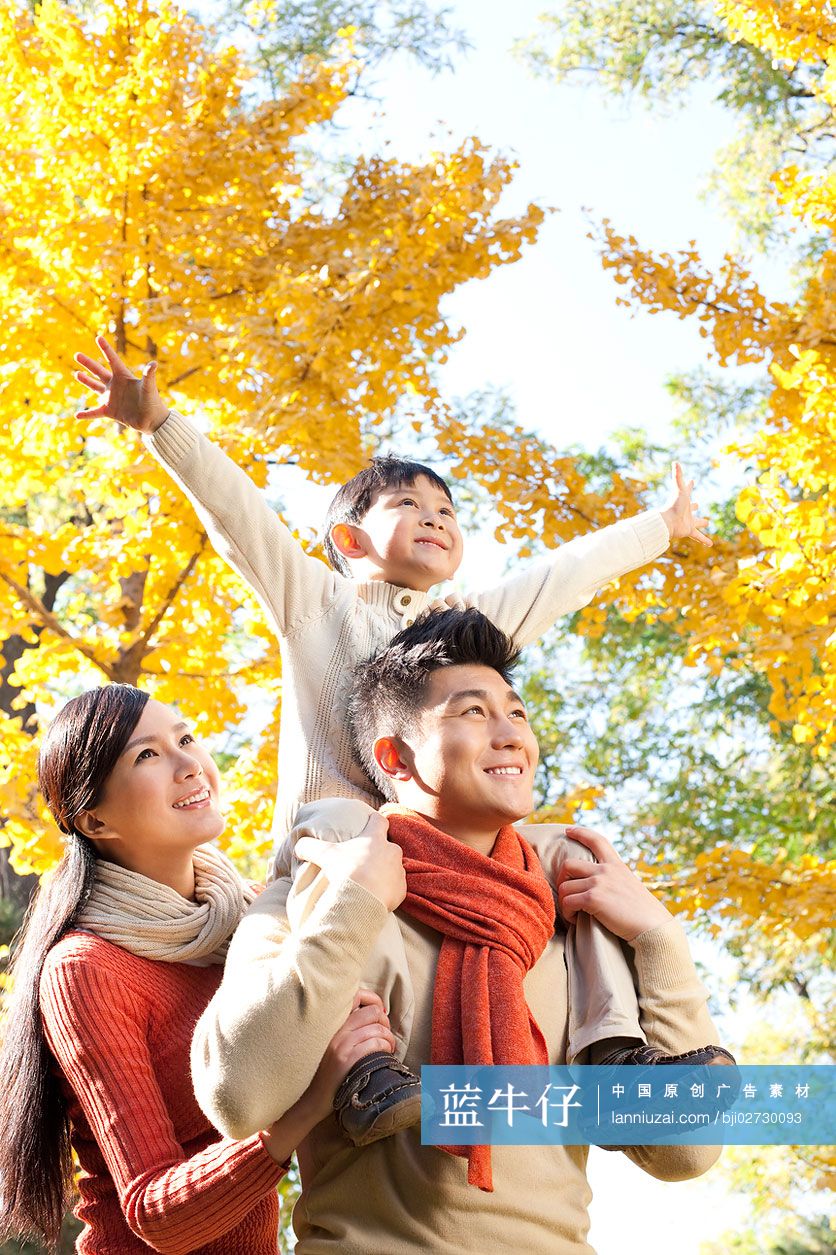 秋日里一家三口在一起玩耍