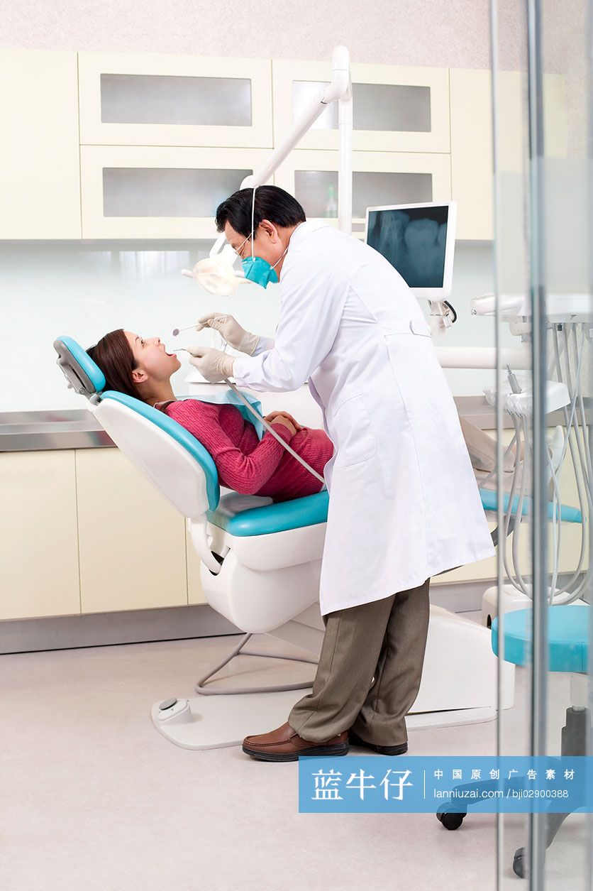 医生给患者治疗