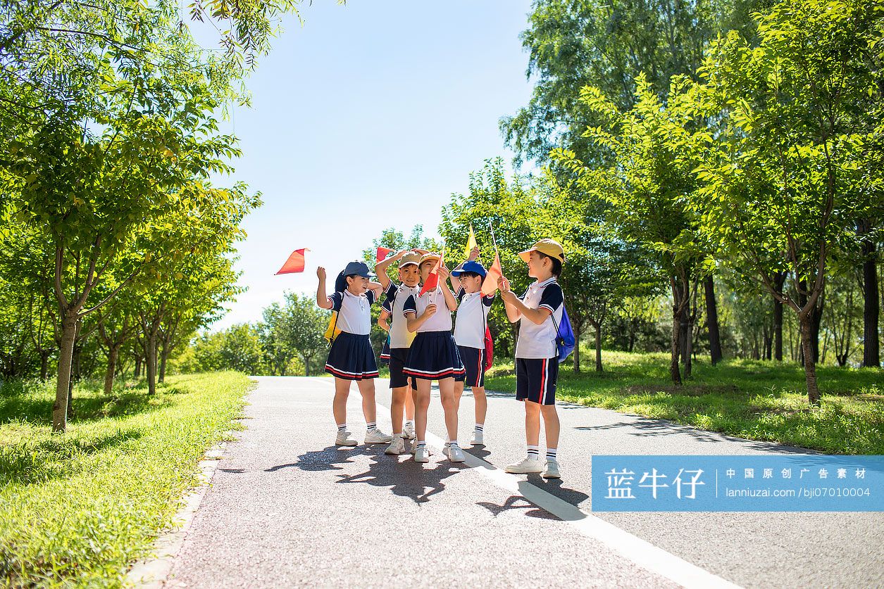 快乐的小学生春游