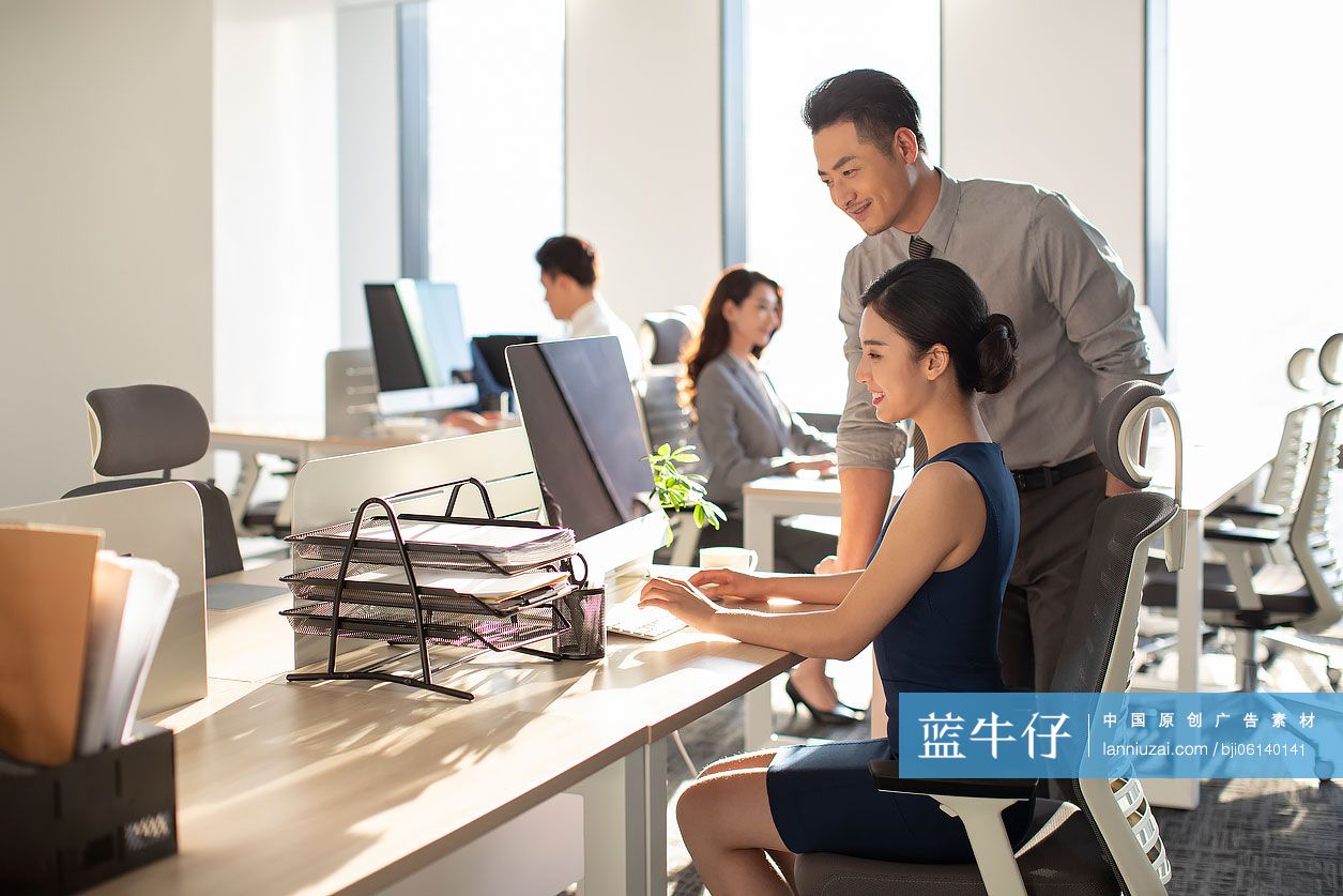 成功商务人士在办公室工作