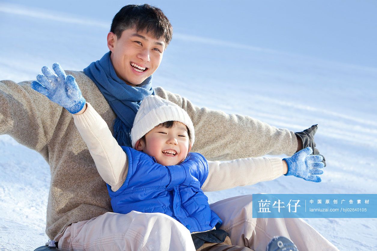 父子在雪地嬉戏