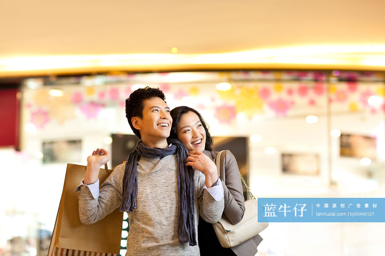 年轻情侣在商场内购物