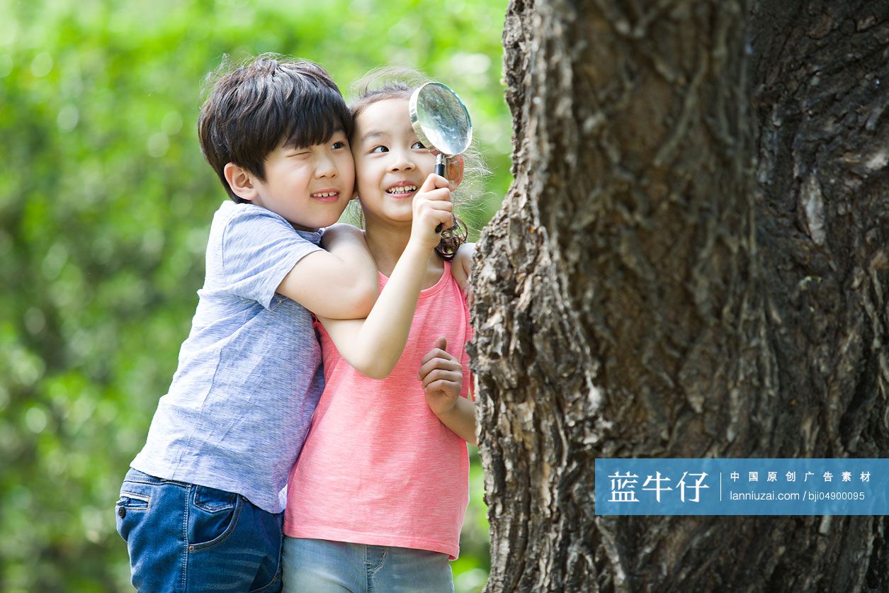 儿童在树林里嬉戏玩耍