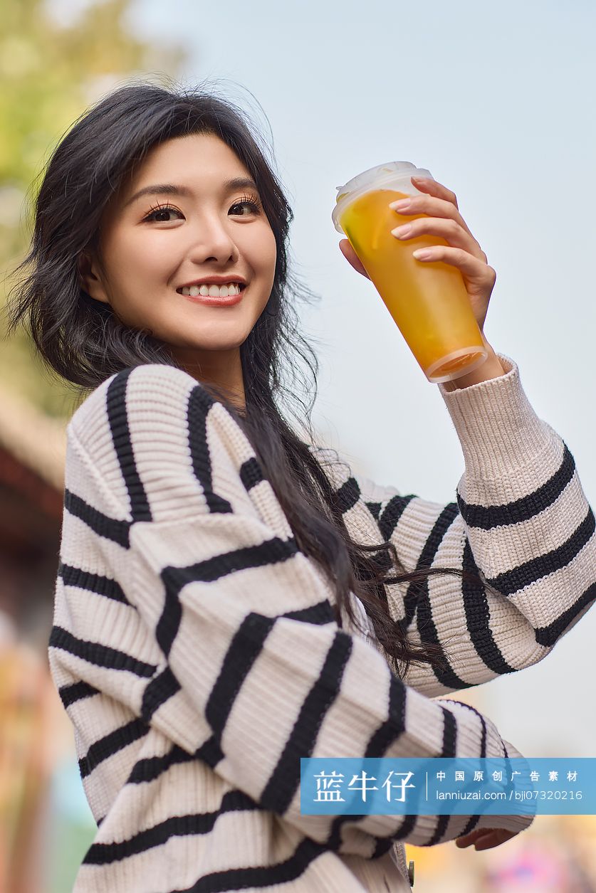 年轻女性喝果茶