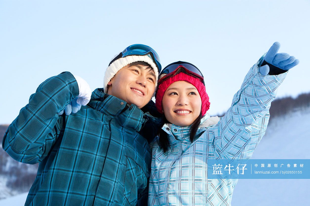 时尚青年男女在滑雪场-蓝牛仔影像-中国原创广告影像素材