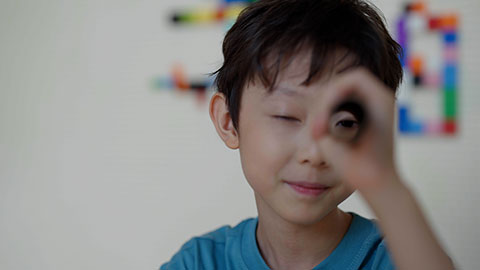俏皮聪慧的男孩