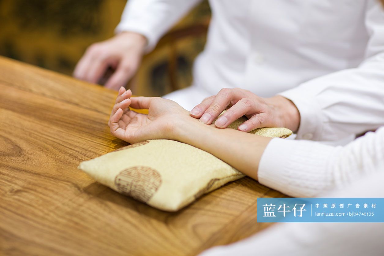 老中医给病人诊脉