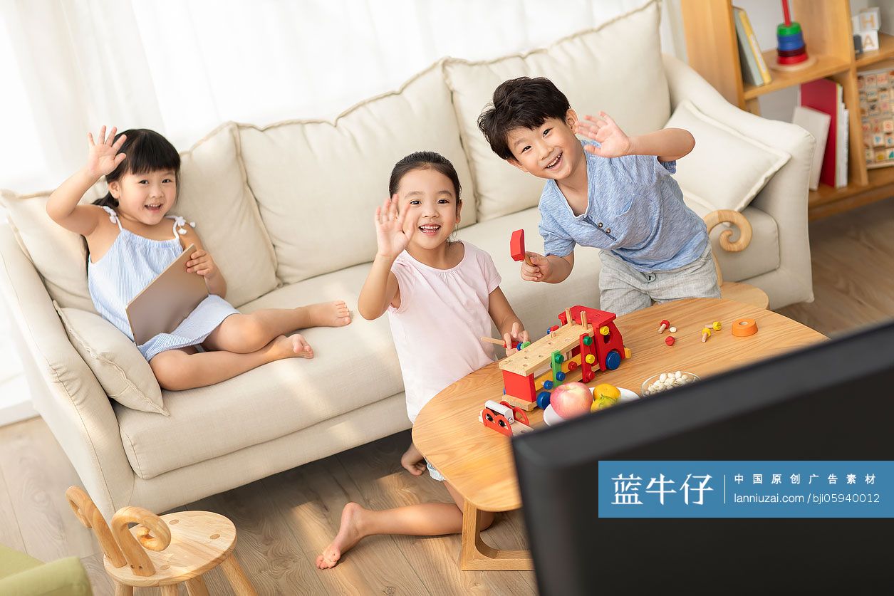 三个小朋友在客厅玩玩具