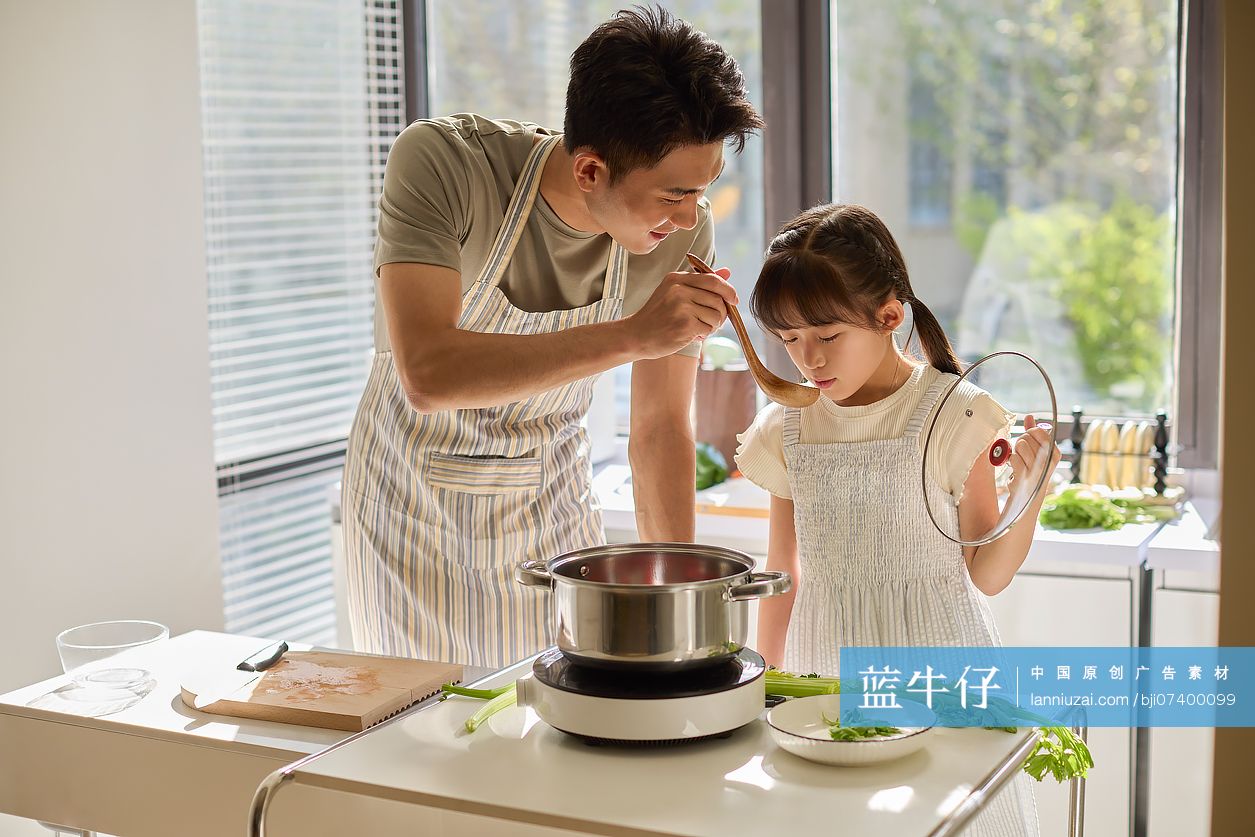 爸爸和女儿在厨房做饭