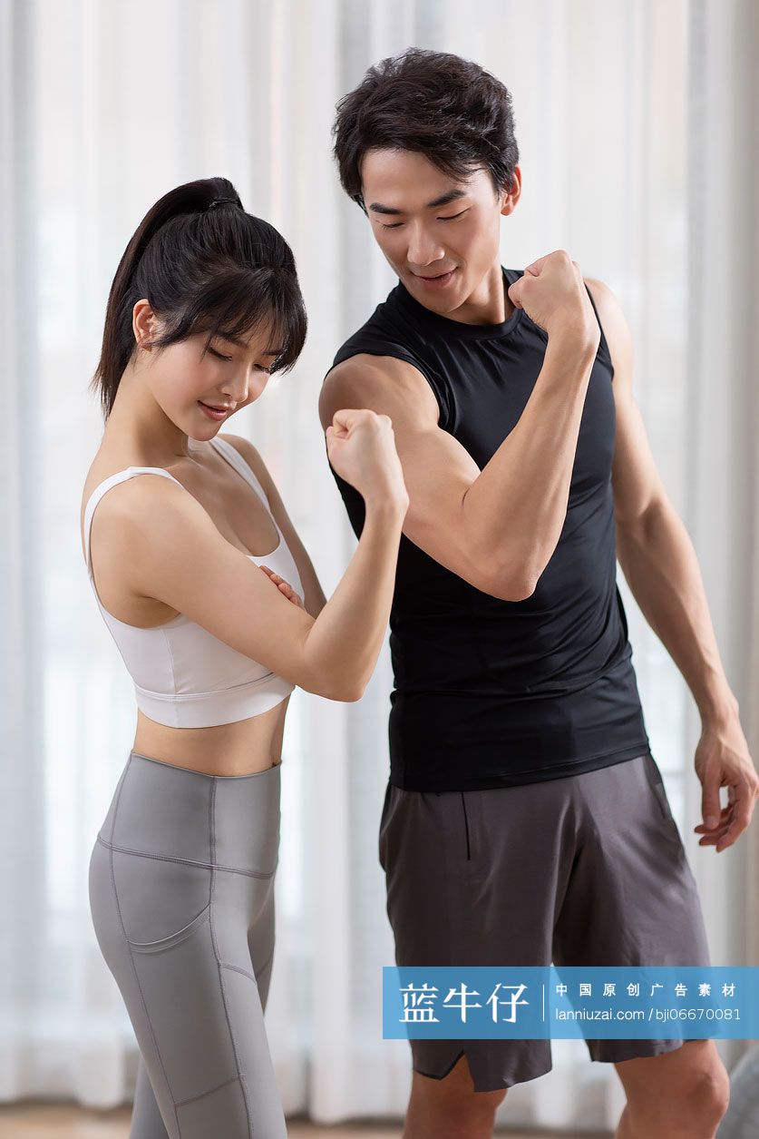 年轻情侣鼓起肌肉