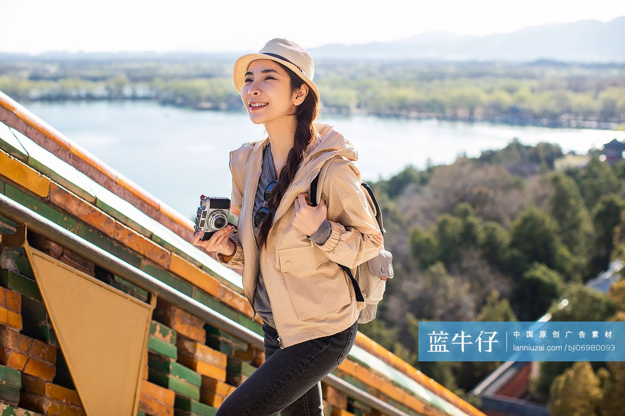 年轻女子在颐和园旅游