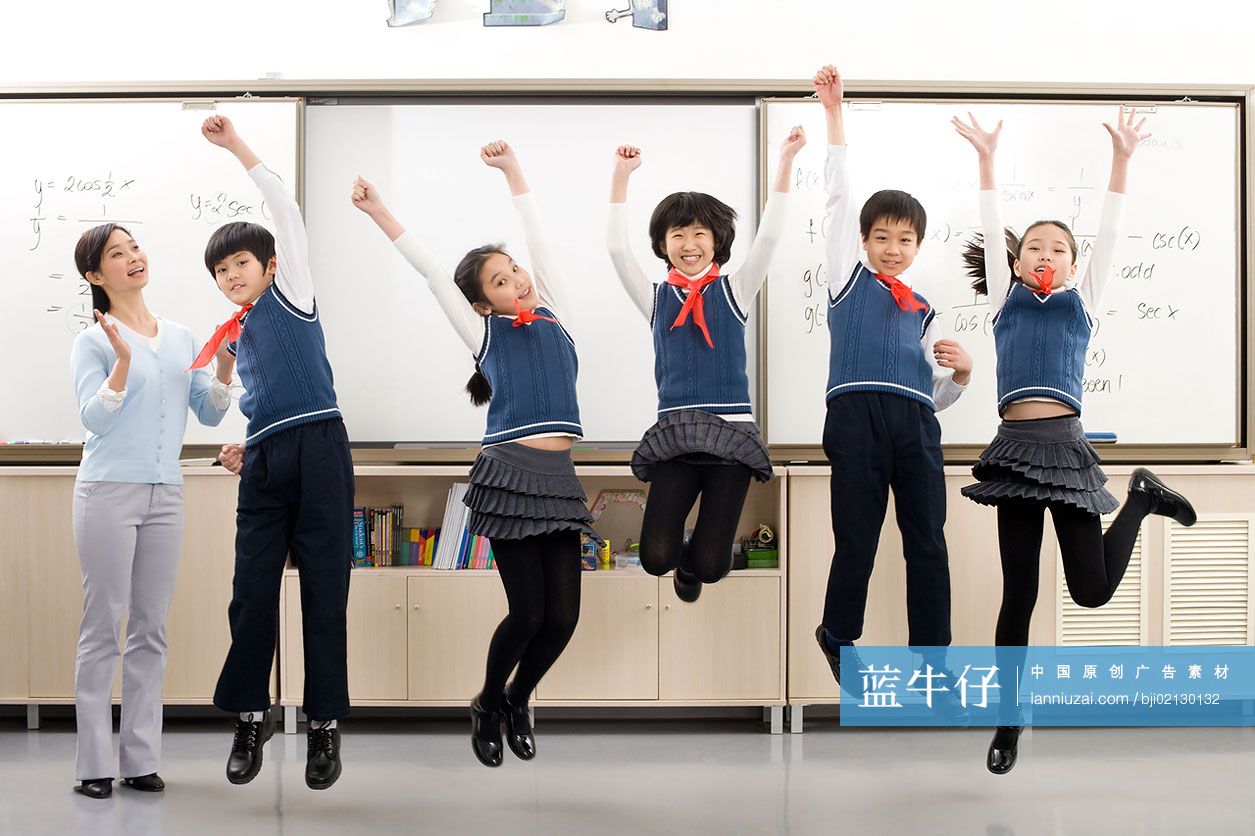 小学生们在黑板前跳跃